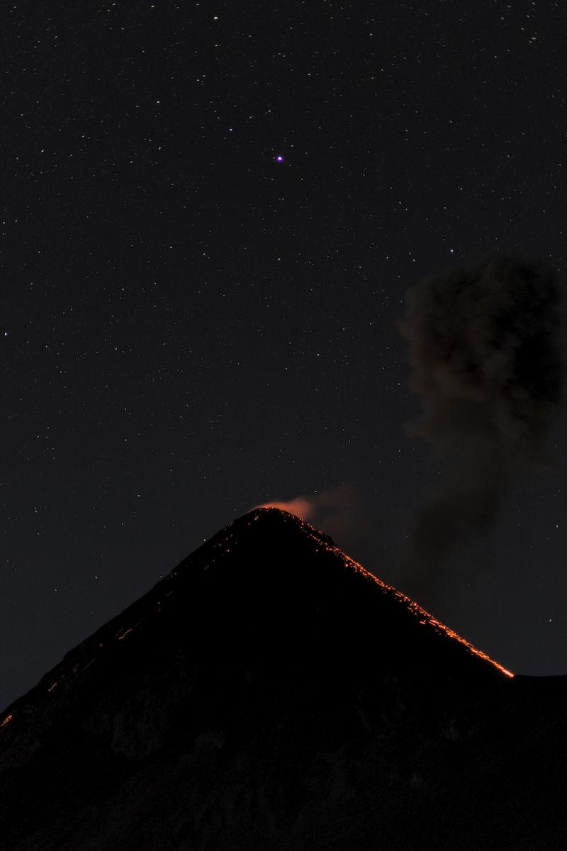 Vulcan de Fuego erupting