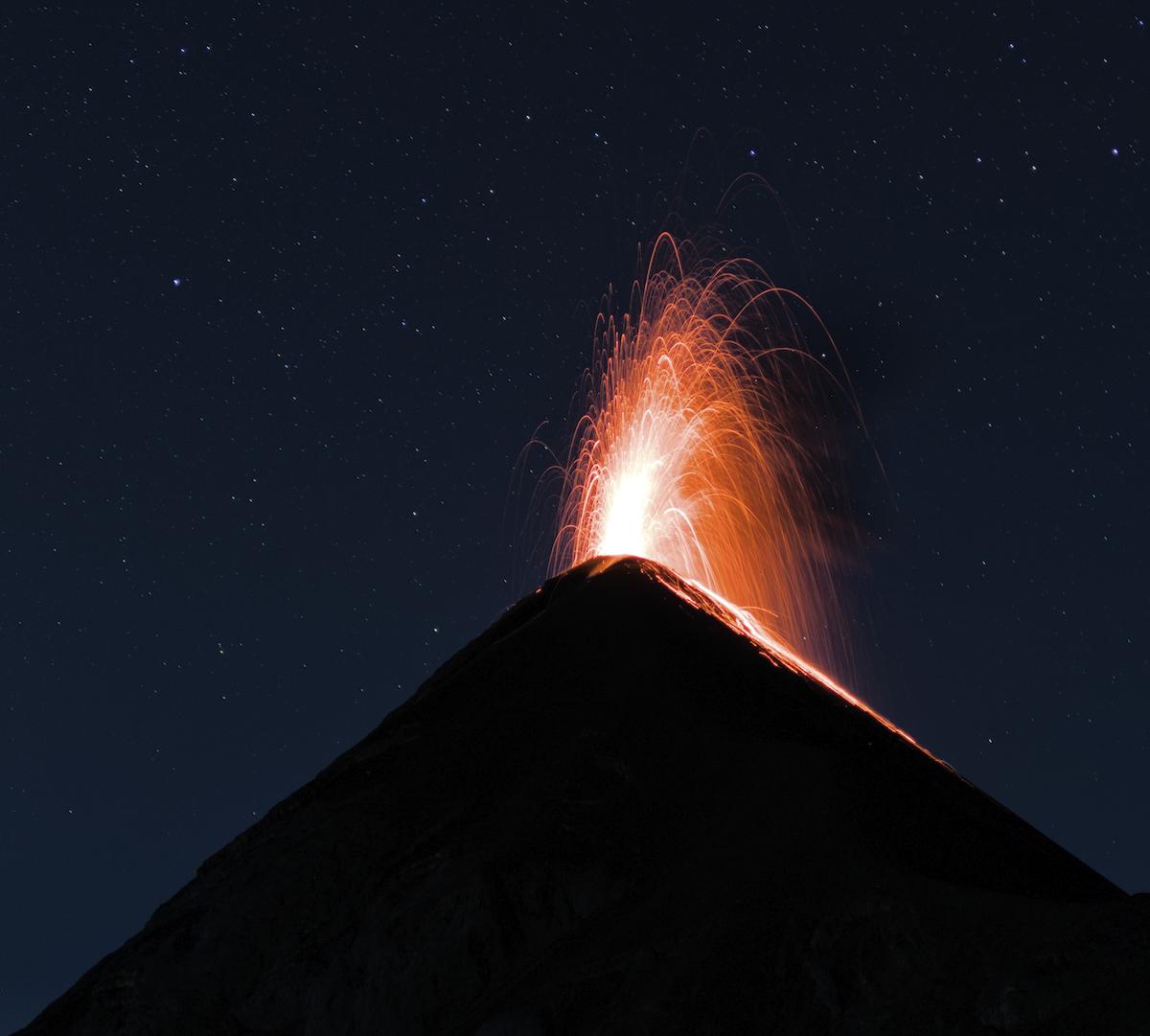 Vulcan de Fuego erupting